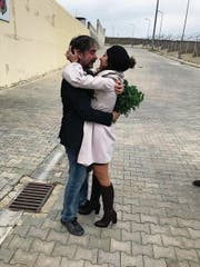 Deniz Yücel umarmt nach der Freilassung seine Frau Dilek. (Bild: Veysel Ok)