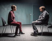 Sonja Roth (Stephanie Japp) betreut den Carchauffeur Beni Gisler (Michael Neuenschwander). (Bild: SRF/Daniel Winkler)