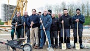 Mitarbeiter der Dhollandia beim Spatenstich. (Bild: Andreas Taverner)