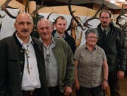 Der Vorstand vor den Trophäen der Jagdsaison 2016, v. l.: Hanspeter Gantenbein (Präsident), Philipp Eugster (Jagdleiter), Markus Zellweger (Hegeobmann), Verena Lenherr (Kassierin) und Karl Rusch (Aktuar). (Bild: Martin Schneider)