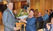 Genossenschaftspräsident Ernst Bosshard bedankt sich bei Erna Gerlach für ihre 25jährige Treue zum Parkbad. (Bild: Christoph Heer)