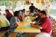 Im Network-Beizli trifft man sich einmal im Monat an einem anderen Ort, beispielsweise im Juli 2015 auf der Kinderbaustelle in Wattwil. (Bild: Sabine Schmid)