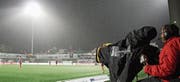 Ein Privileg der heutigen Zeit: Livesport zu Hause auf der Couch geniessen, während andere im Regen stehen. (Bilder: Yves Weibel)