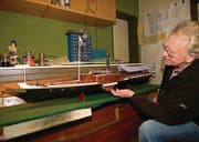 Leidenschaft: Bis ins letzte Detail baut Frank Rheiner in Friedrichshafen ein Modell des Dampfschiffs Jura nach. (Bild: Stefan Borkert)
