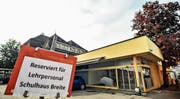 In frühestens 20 Jahren soll die alte Migros einem Erweiterungsbau des danebenliegenden Schulhauses Breite weichen. (Bild: Olaf Kühne)