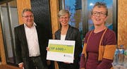 Lions-Activity-Delegierter Albert Bargetzi mit den Check-Empfängerinnen Beatrice Nägeli und Katrin Schlaginhaufen. (Bild: pd/Manuela Bargetzi)