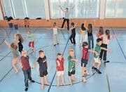 Die Drittklässler aus Niederteufen während der Tanzprobe mit Maturandin Daria Höhener. (Bilder: rh)