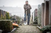 Der pensionierte Bestattungsbeamte Eugen Ullmann an seinem ehemaligen Arbeitsort, dem Friedhof. (Bild: Reto Martin)