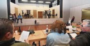 Die Akteure des Kolpingtheaters proben bereits auf der Bühne im Sonnenberg. (Bild: Manuel Nagel)