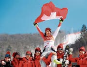 Wendy Holdener feiert ihre Silbermedaille. «Ich bin mehr als glücklich darüber», sagt sie. (Bild: Jean-Christophe Bott/Keystone)