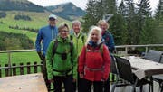 Die verregneten, aber gut gelaunten Wanderer des Vereins Appenzeller Wanderwege auf der Osteregg. (Bild: PD)