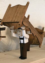 Alles handgemacht: Die Figuren schnitzte Eugen Imholz aus Lindenholz, die Textilien nähte seine Frau. (Bilder: Raffaela Arnold)