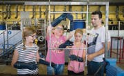Die Industrie hautnah erleben: Schülerinnen gestern morgen in der Hartchromwerk Brunner AG. (Bild: Urs Bucher)