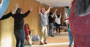 Linard Bardill zeigt anhand einer praktischen Übung Raum und Grenzen auf. (Bilder: LIW)