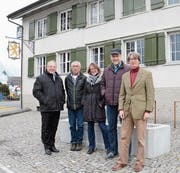 Carolin Krumm (Mitte) und Moritz Flury-Rova (rechts) stellten ihre Arbeit den lokalen Behördenvertretern Michael Berger, Peter Kindler und Hansueli Dütschler vor. (Bild: Corinne Hanselmann)