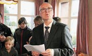 Wuppenaus Gemeindepräsident Martin Imboden spricht am Neujahrsapéro im Restaurant Löwen zu den Gästen. (Bild: Christof Lampart)