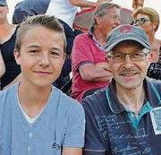 Fabian und Ulrich Bänninger auf der Tribüne.