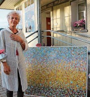 Die Künstlerin Erna Lang vor einem ihrer neusten Werke. (Bild: KST)