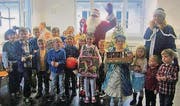 Kinder freuen sich über Geschenke an der russischen Weihnachtsfeier. (Bild: pd)