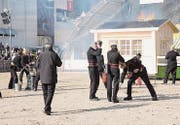 Unzählig viele Mann benötigte es früher, um einen Brand zu löschen. Dies zeigte die Feuerwehr Teufen-Bühler-Gais.