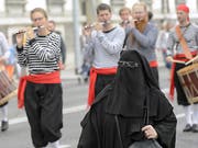 Verschleierte Frau in Genf: Der Nationalrat will solche Szenen auf Schweizer Strassen künftig verbieten.(Symbolbild) (Bild: MARTIAL TREZZINI (KEYSTONE))
