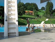 Das Schwimmbad Rehetobel umgeben von idyllischem Grün. (Bild: APZ)