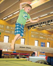 Jonas Arnold übt sich am Turnbalken. (Bild: Andreas Taverner)