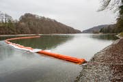 Bei Diessenhofen musste wegen eines Unfalls eine Ölsperre errichtet werden. (Bild: Reto Martin)