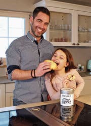 Michael Götsch und Tochter Leandra testen ihre Cookies gleich selbst. (Bild: Hannelore Bruderer)