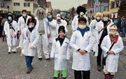 «Russisches Doping an Olympia»: Auch diese Fussgruppe schätzte am Umzug in Trübbach die neuen Lärmregelungen. (Bild: Mario Viecelli)