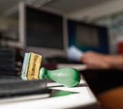 Im Februar entscheidet der St. Galler Kantonsrat über eine Steuersenkung. (Bild: Christian Beutler/Keystone)