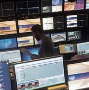 Blick in den Regieraum des RSI-Fernsehstudios. (Bild: Pablo Gianinazzi/Ti-Press (Comano, 2. November 2017))