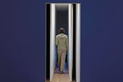 Nichts für Klaustrophobiker: Bruce Naumans Korridorinstallation als Erfahrungsraum. (Bild: Keystone)