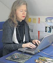 Isabel Morf in ihrem Zürcher Arbeitszimmer (links), Vera Schindler-Wunderlich im «Arbeits»-Café in Basel. (Bilder: Michael Guggenheimer)