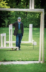 Flache Tische, hohe Stelen: Stefan Rutishauser im Alfred-Sutter-Park. (Bild: Reto Martin)