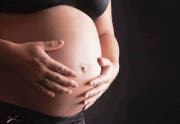 Mitarbeiterinnen des Kantons erhalten in Innerrhoden auch künftig nur 14 Wochen Mutterschaftsurlaub. (Bild: fotolia)