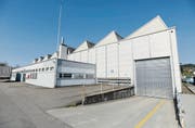 Verschwinden: Die ehemalige Lager- und Montagehalle der Rieter AG in Sirnach sollen abgerissen werden. (Bild: Mario Testa)