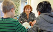 Kindergarten-Oma Lilly Wertli spielt mit den Kindergärtlern Plitsch-Platsch Pinguin. (Bild: Isabella Gómez)