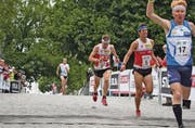 Im Halbfinal des Sprints schaffte es Martin Hubmann (5) einige Zehntelsekunden vor seinem Bruder Daniel (2) ins Ziel. (Bild: pd)