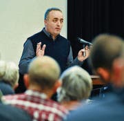 Rehan Neziri machte sich mit seiner modernen Koranauslegung unter den Anwesenden viele Freunde. (Bild: Donato Caspari)