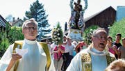 Don Leo (Pfarrer Schenker) und Don Giorgio singen an der Prozession. Hinter ihnen folgt die Statue des heiligen Antonius. (Bild: Rudolf Steiner)