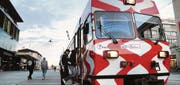 Halt am Bahnhof Frauenfeld: Durch ihre rot-weisse Farbe fällt die Frauenfeld-Wil-Bahn sofort auf. (Bild: Nana do Carmo)