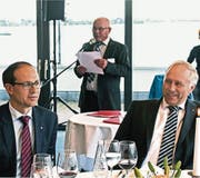 HEV-Präsident Edgar Lona begrüsst 260 Mitglieder und Gäste, unter ihnen Marc Mächler (links), neuer Regierungsrat, und Kantonsrat Andreas Hartmann, neuer Präsident des kantonalen Gewerbeverbandes. (Bild: Fritz Bichsel)