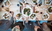 Gemeinsames Essen ist auch ein Gegenprogramm zur zunehmenden Entsinnlichung der Welt, in der wir leben. (Bild: Getty)