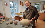 Für Bruno Feurer hat das Experimentieren nie ein Ende. Zurzeit versucht er sich an diesem Riesenei aus Tonkeramik. (Bild: Maria Keller)