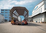 Wagenkasten auf dem Areal von Stadler Rail in Altenrhein: Ein Teil der Tätigkeiten bleibt vor Ort erhalten. (Bild: Benjamin Manser (4. April 2017))