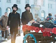 Auf einem Leiterwagen aufgebahrt, stossen Schülerinnen und Schülern den Gidio durchs Dorf. (Bild: Martina Basista (Februar 2012))