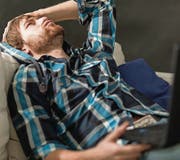 Immer öfter schnappt die Hormonfalle vor dem Computer zu. (Bild: fotolia)