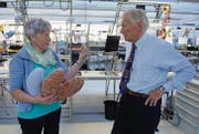 Hobbynäherin Claire Schindler erklärt Bernina-Inhaber Hanspeter Ueltschi in der Montagehalle, wie die Herzkissen funktionieren. (Bild: Nana do Carmo)