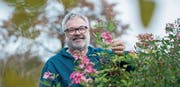 Martin Leuthold lässt sich im Garten seines Zuhauses inspirieren. (Bild: Hanspeter Schiess)